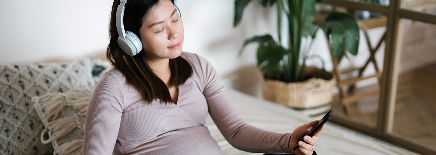 pregnant women listening to music